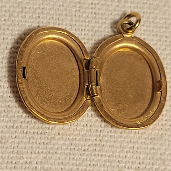 Antique Walter E. Hayward Gold Filled Locket Etched Floral - Picture 5 of 11